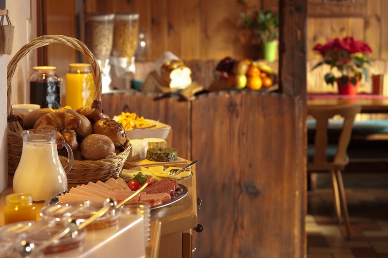 boulangerie-ENTRAUNES-min_breakfast_buffet_food_restaurant_meal_hotel_plate_fresh-718745